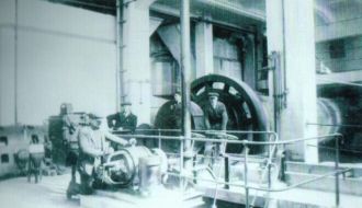 stare foto - pracownicy przy młynie